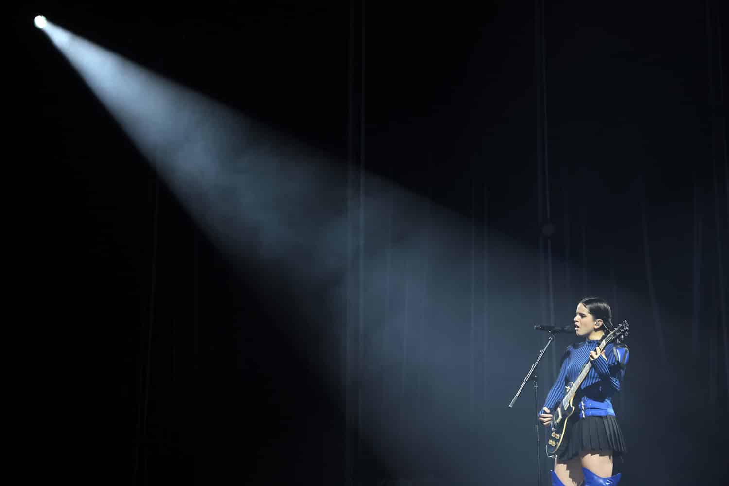 Rosalía en Almería: setlist de Motomami, fotos y vídeos 9 rosalia 2022 almeria guitarra