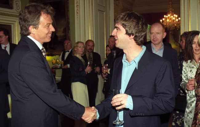 Tony Blair saludando a Noel Gallagher