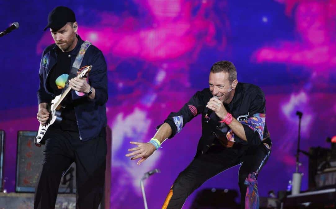 Coldplay conquistó Barcelona en su primer concierto a ritmo de «Bamboleo»: setlist, fotos y vídeos