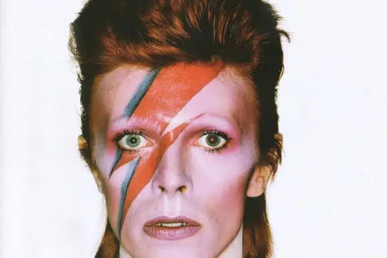 Crítica del libro que narra cómo David Bowie se convirtió en una megaestrella, Aladdin Sane: 50 Años