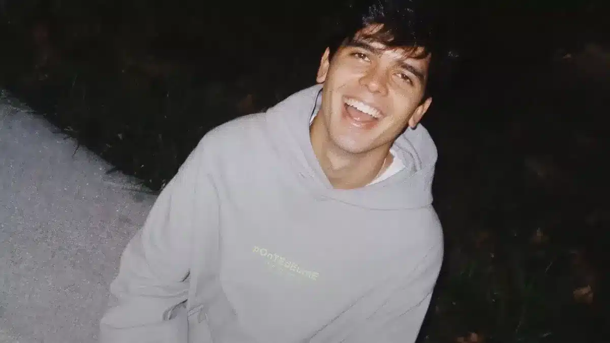 Iñigo Quintero triunfa con «Si No Estás»: letra, vídeo y significado