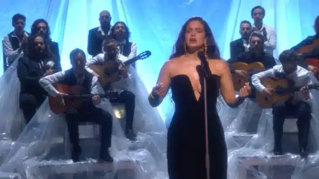 Vídeo: Rosalía canta “Se nos rompió el amor” de Rocío Jurado en los Grammy Latino 2023
