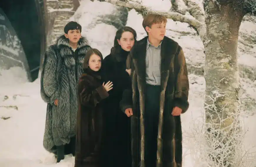 Georgie Henley, William Moseley, Skandar Keynes y Anna Popplewell en Las crónicas de Narnia El león, la bruja y el armario