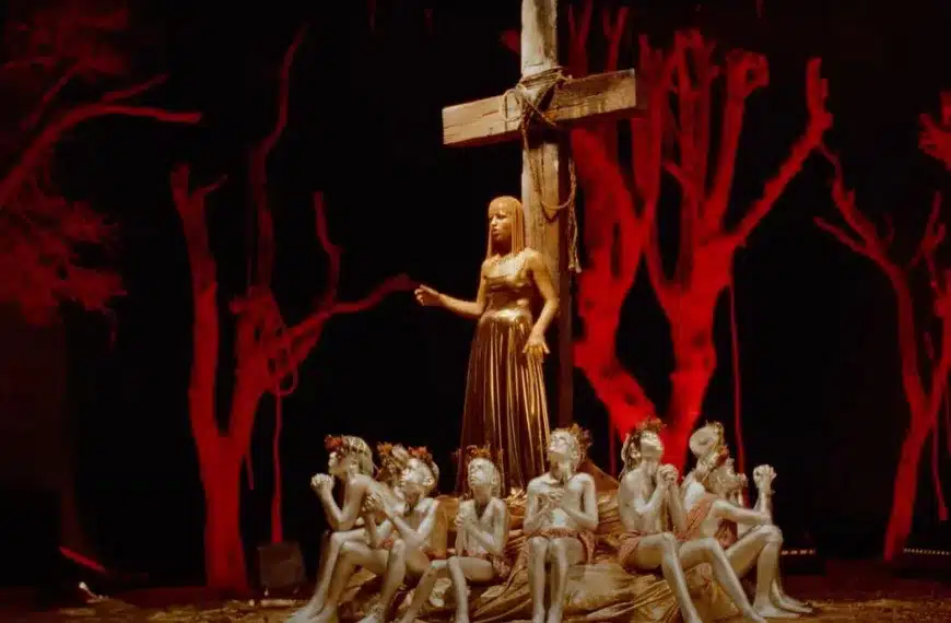 Captura del videoclip de Zombie de The Cranberries (1)