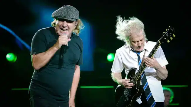 Brian Johnson y Angus Young de AC/DC en el festival Power Trip 2023.