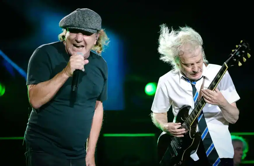 Brian Johnson y Angus Young de AC/DC en el festival Power Trip 2023.