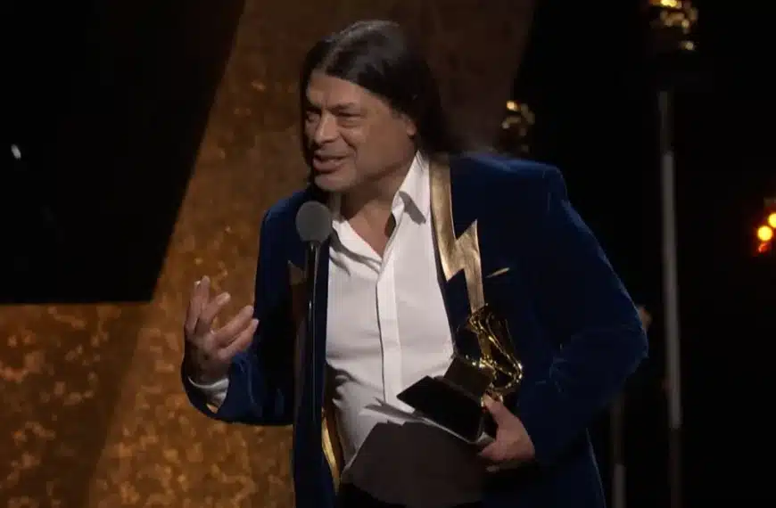 Robert Trujillo de Metallica en los Grammys 2024