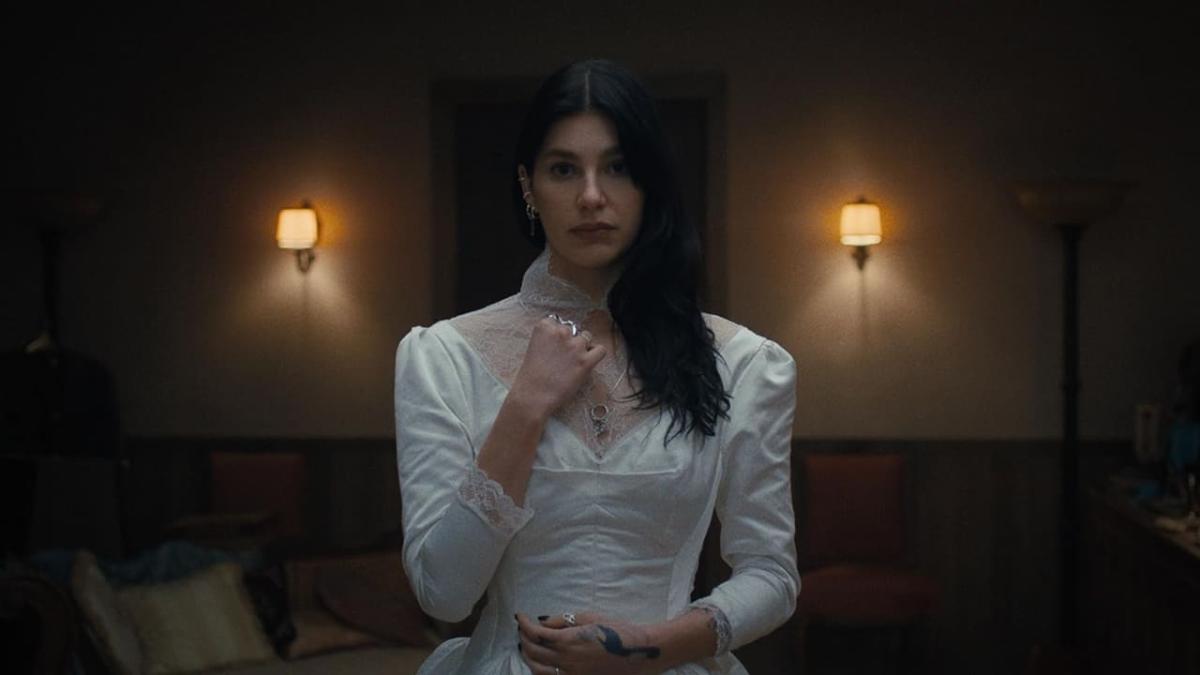 Camila Morrone en Algo terrible está a punto de suceder