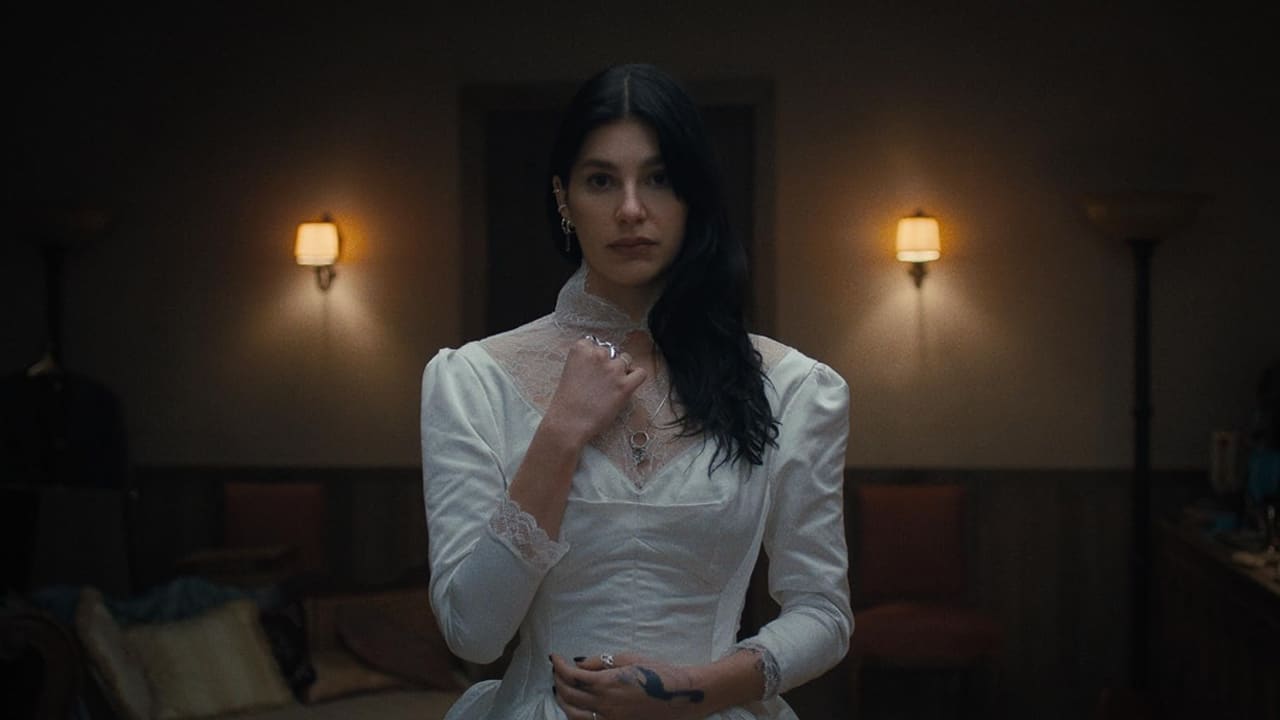 Camila Morrone en Algo terrible está a punto de suceder