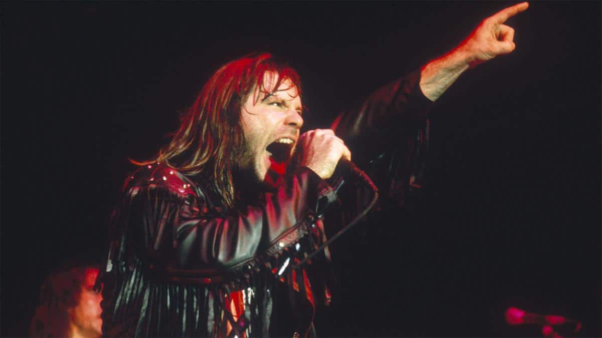Bruce Dickinson de Iron Maiden en la película Burning Ambition