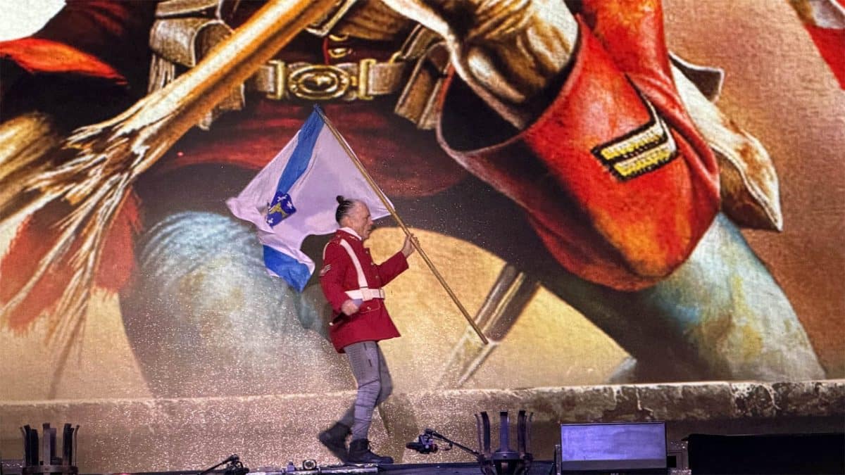 Bruce Dickinson con la bandera de Galicia