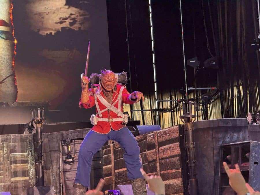 Eddie durante "The Trooper"
