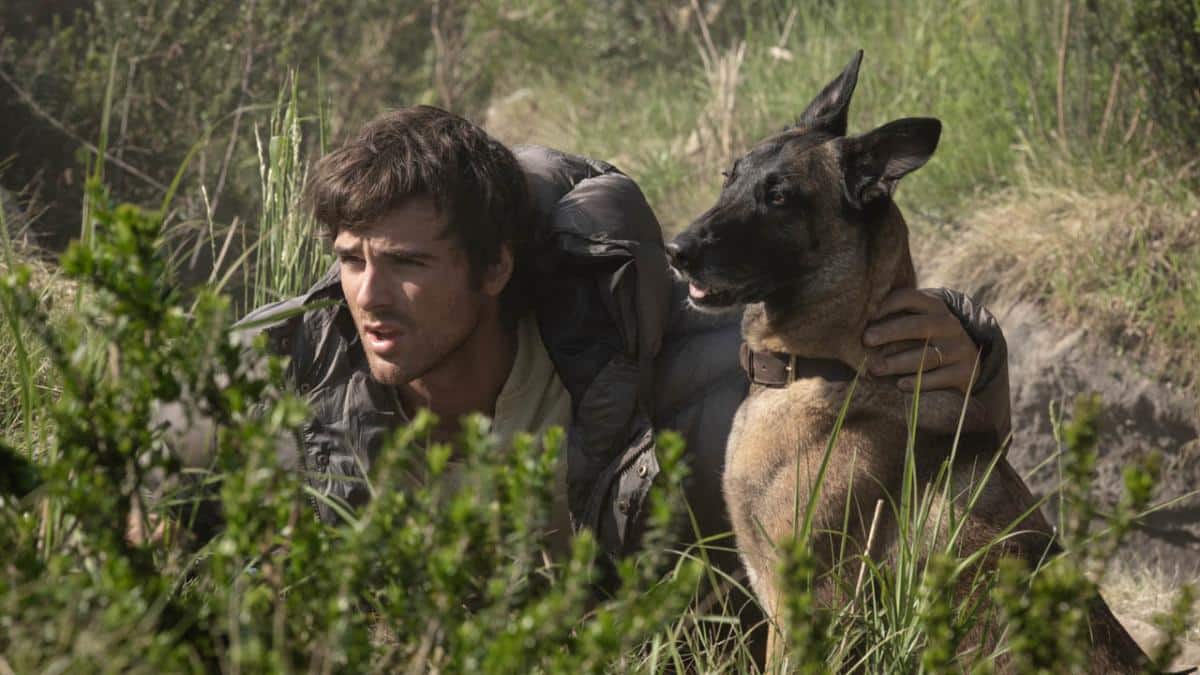 Jacob Elordi como Hig y el perro Jasper en La Constelación del Perro