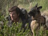 Jacob Elordi como Hig y el perro Jasper en La Constelación del Perro