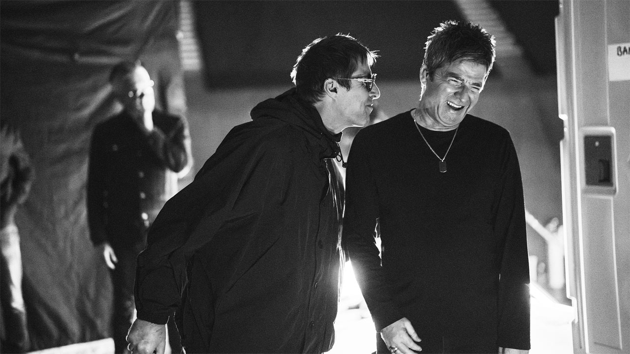 Liam y Noel Gallagher sonriendo