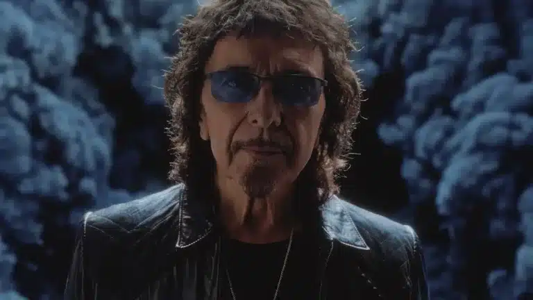 Crítica: Tony Iommi – From The Dark, el padre del heavy metal vuelve a demostrar que el riff es ley